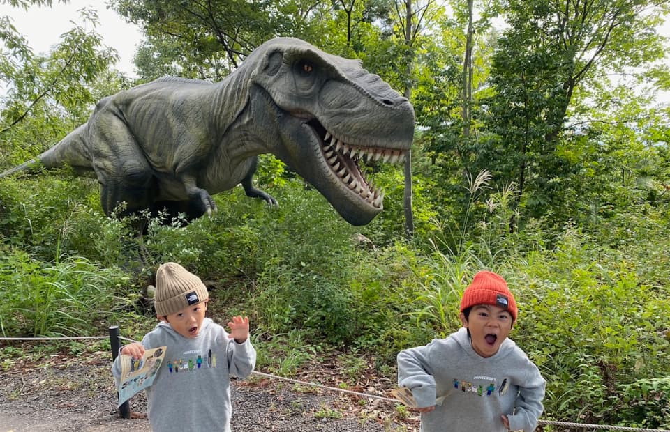 恐竜と写真を撮る子供達の様子